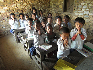 Reparto de material en colegio aldea Pangthali